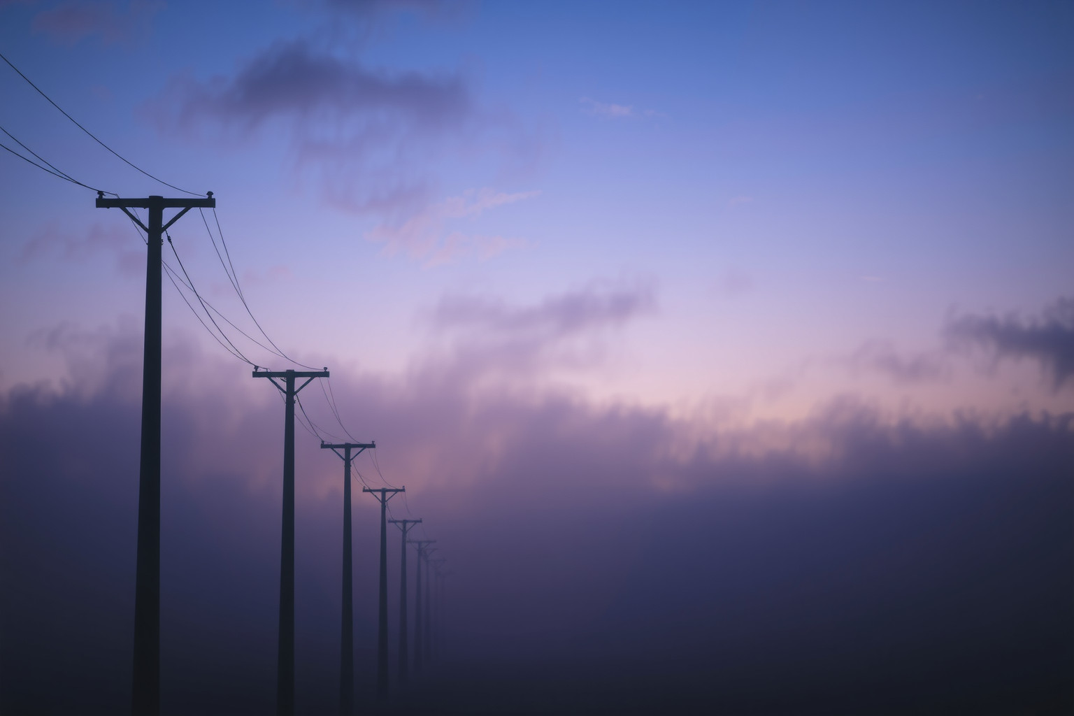 Sognare pali telegrafici in fila indica comunicazioni e connessioni future.