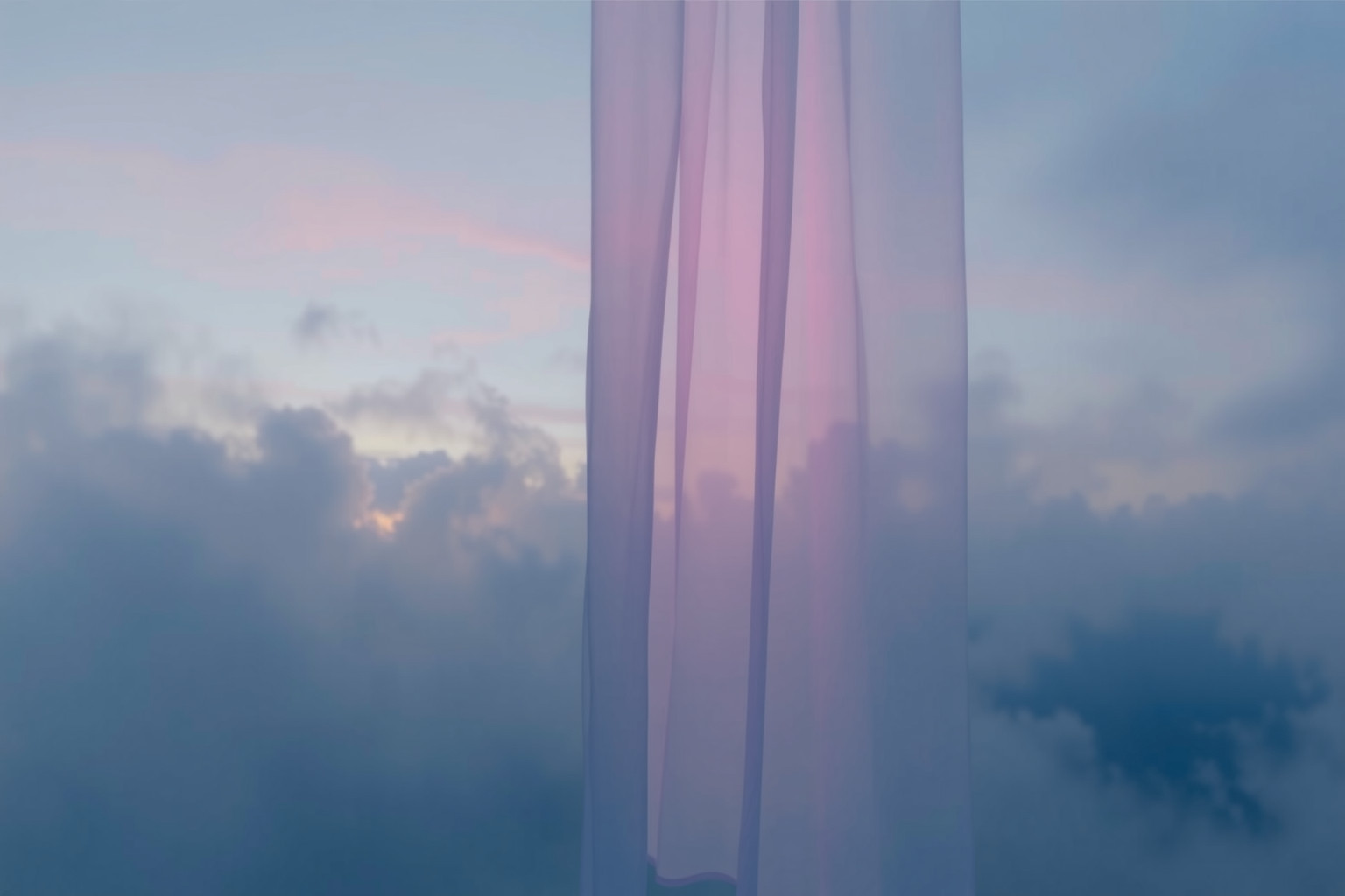 Sognare tende che cadono simboleggia vulnerabilità e perdita di controllo.