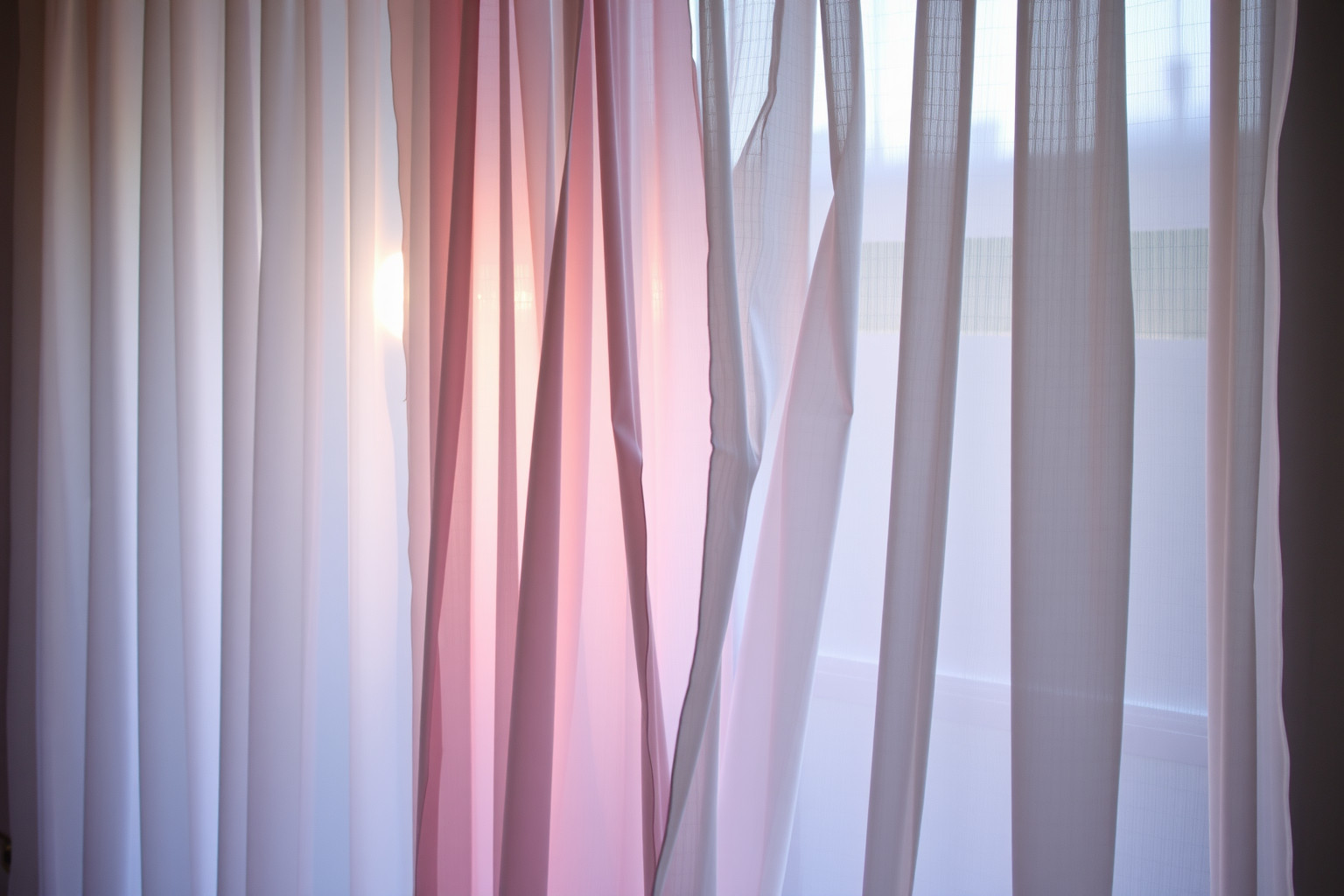 Sognare tende vecchie indica cambiamenti imminenti nella vita personale.