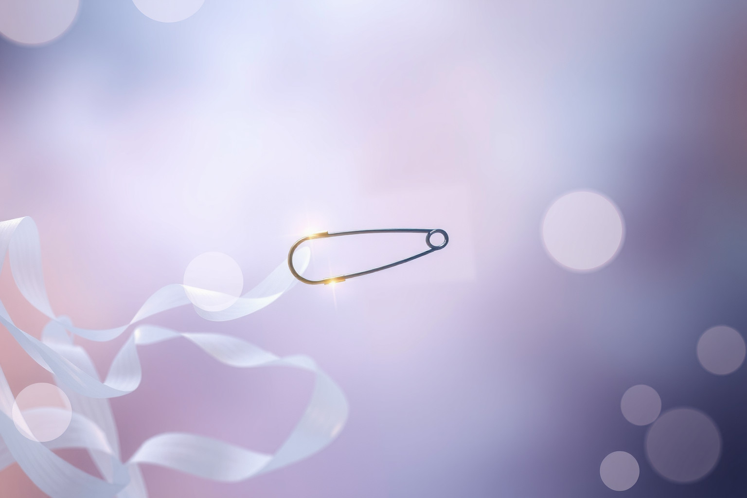 Lo spillo da balia che si chiude da solo simboleggia protezione inconscia.