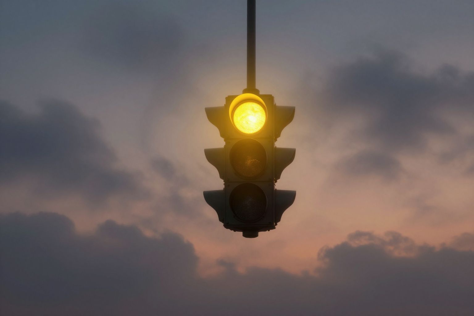 Il semaforo giallo lampeggiante indica attenzione e rischio imminente.