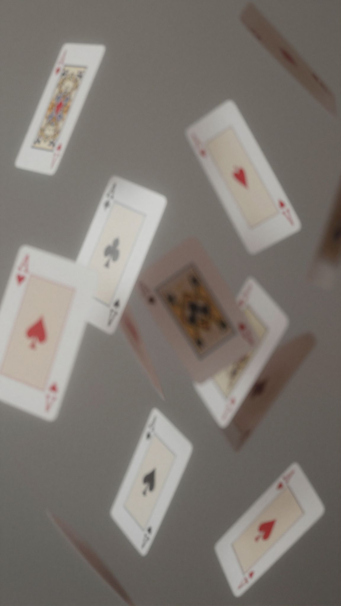 Sognare carte disordinate riflette turbolenze emotive e indecisioni.