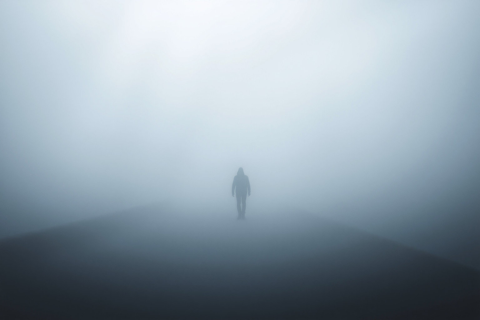 Sognare nebbia fissa simboleggia paura e blocco interiore profondo.