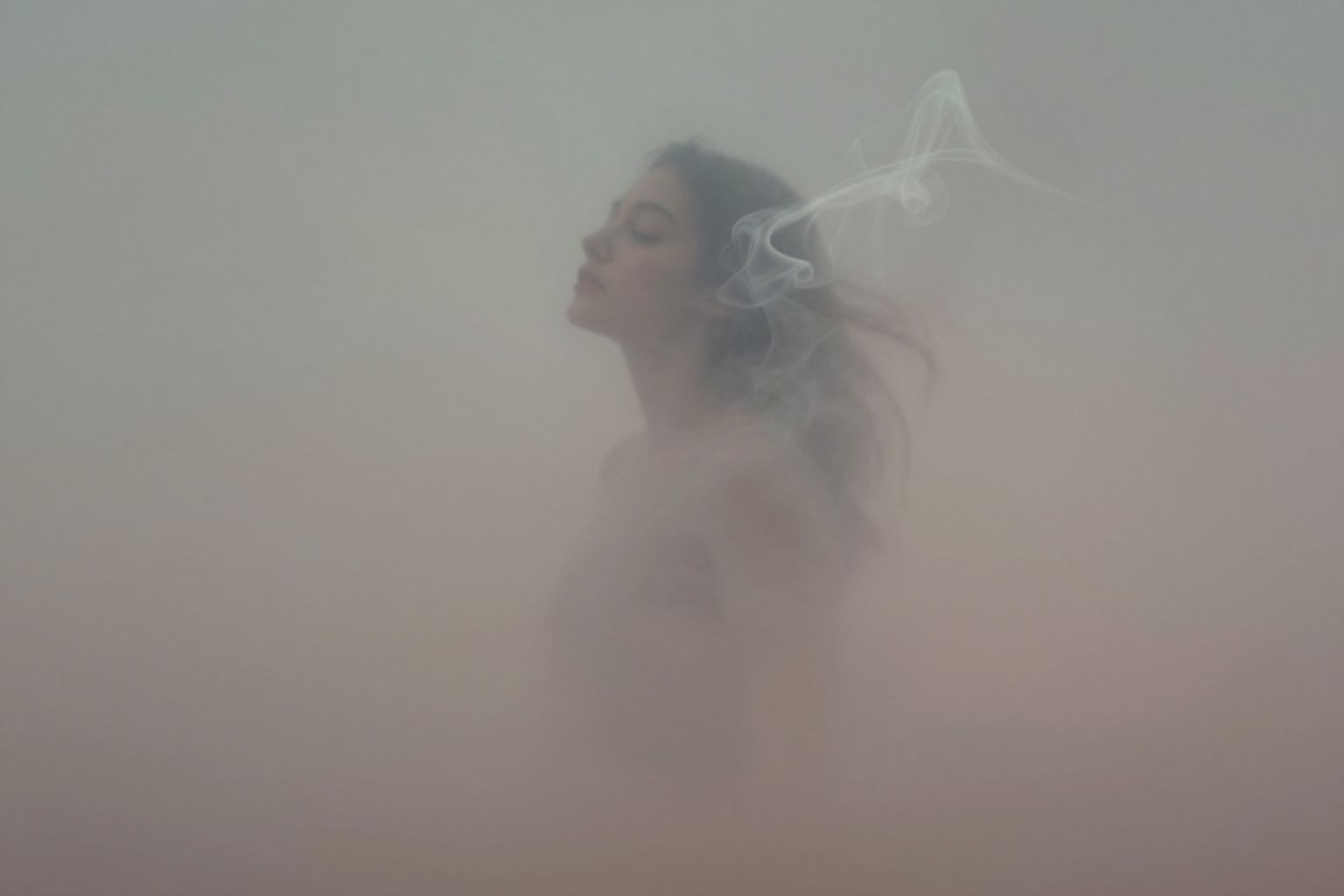 Sognare stordimento da fumo indica confusione emotiva imminente.