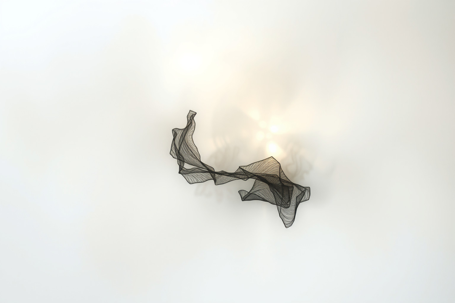 Un disegno a carbone incompleto simboleggia paure e possibilità latenti.